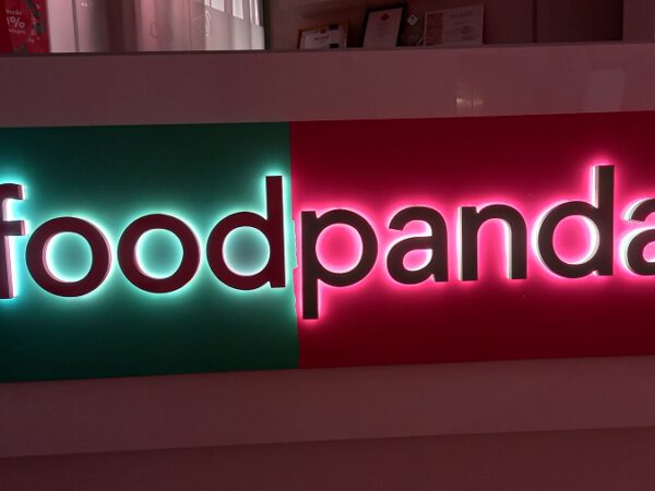 Food Panda indirekt világító cégfelirat